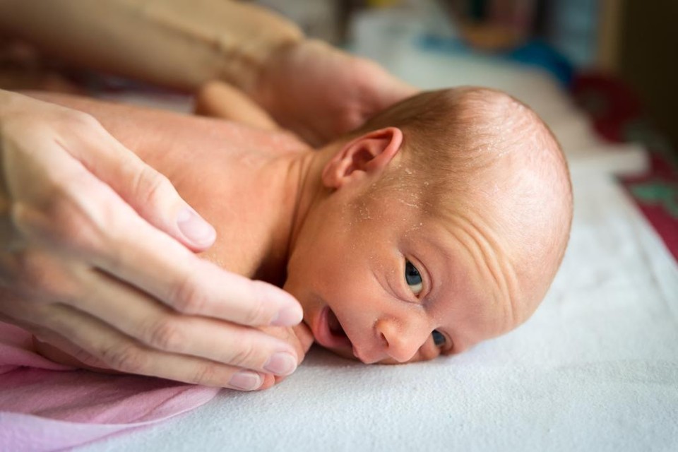Bebê recém-nascida precisou fazer fisioterapia. - Imagem ilustrativa. | Bigstock