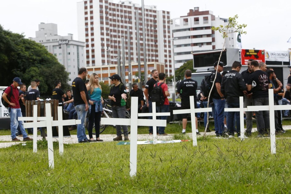 Agentes de segurança se concentraram em frente ao Palácio Iguaçu para protestar contra a PEC 287 | Aniele Nascimento/Gazeta do Povo