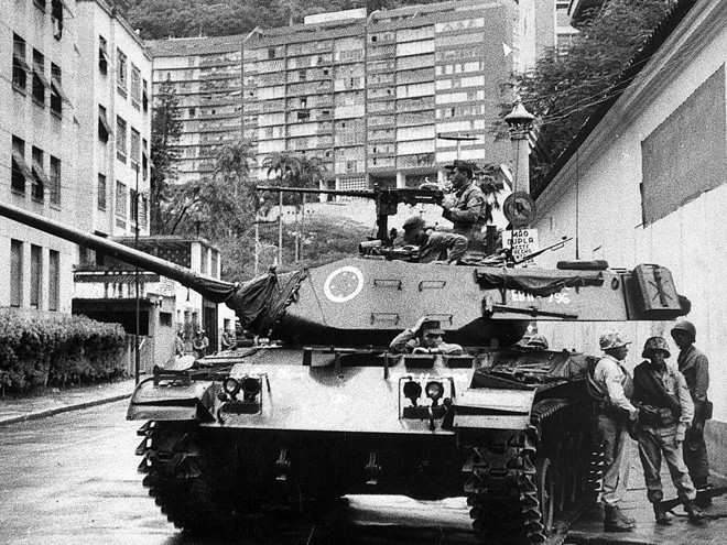 Tanque do Exército para próximo à casa do presidente deposto João Goulart, no bairro de Laranjeiras, Rio de Janeiro | Arquivo - Estadão Conteúdo - AE