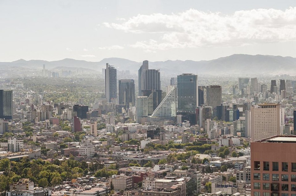 Estudo feito na Cidade do México mostra que o rodízio de carros não reduz poluição se população não aderir. Na foto é possível ver a poluição atrás dos prédios. | Eneas De Troya/Flickr/Creative Commons/