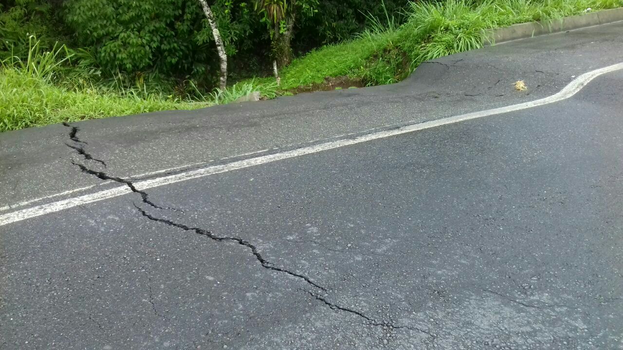 Chuvas causaram afundamento na pista da BR-376. Tráfego está sendo desviado pela pista sentido norte da rodovia. | Divulgação/Polícia Rodoviária Federal