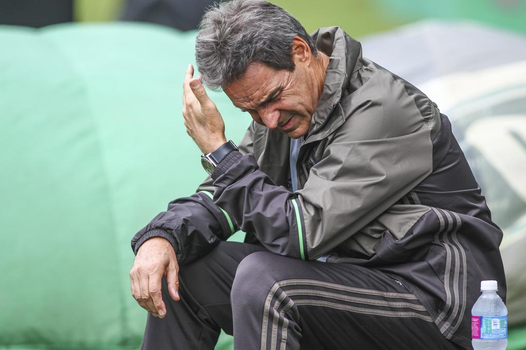 O técnico Paulo Cesar Carpegiani está quebrando a cabeça para montar o Coritiba sem um “camisa10” para o meio de campo. | Daniel Castellano/Gazeta do Povo