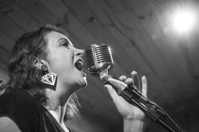 A vocalista Karen Giraldi | Hugo Harada/Gazeta do Povo