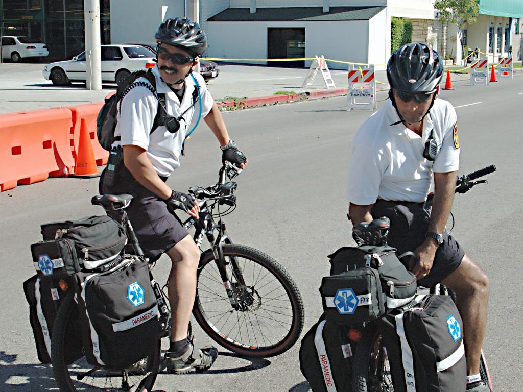 Em certas cidades, socorristas só chegam antes se for de bicicleta. Na foto, uma das equipes de paramédicos de Los Angeles, EUA. | Damon D’Amato/CC BY 2.0/ Wikimedia Commons/http://bit.ly/2kMJOSR/