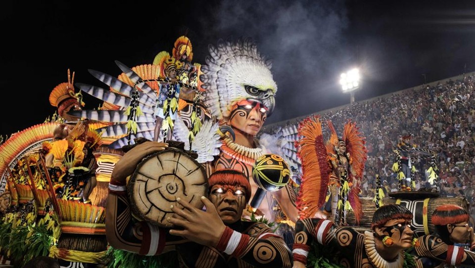 Primeira noite de desfiles no Rio deixa política de fora e tem carnaval comportado Desfile da Imperatriz Leopoldinense, que fez rererência à Usina de Belo Monte em seu desfile | Yasuyoshi Chiba/AFP