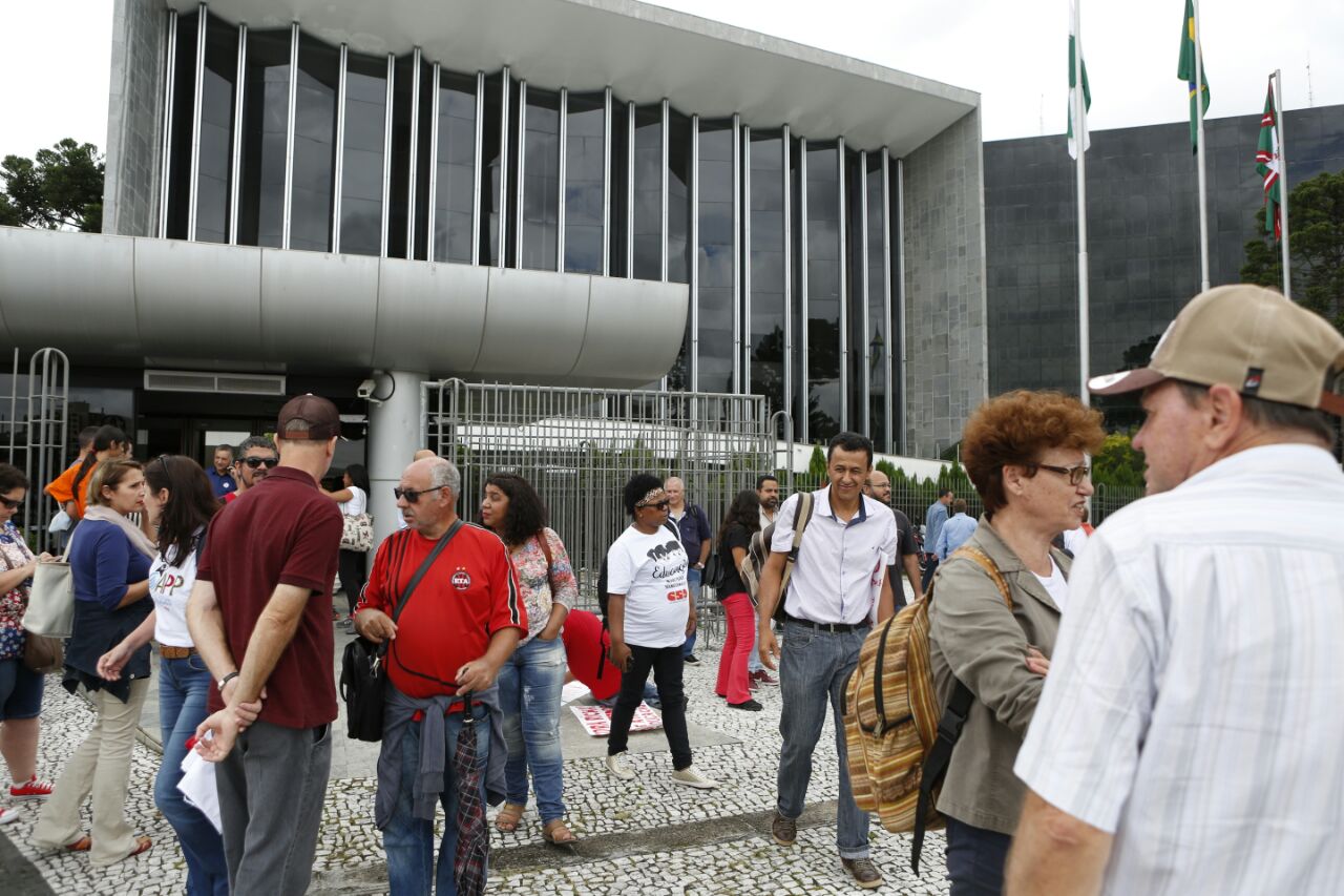 Professores foram barrados na abertura dos trabalhos da Assembleia em 2017 | Marcelo Andrade/Gazeta do Povo