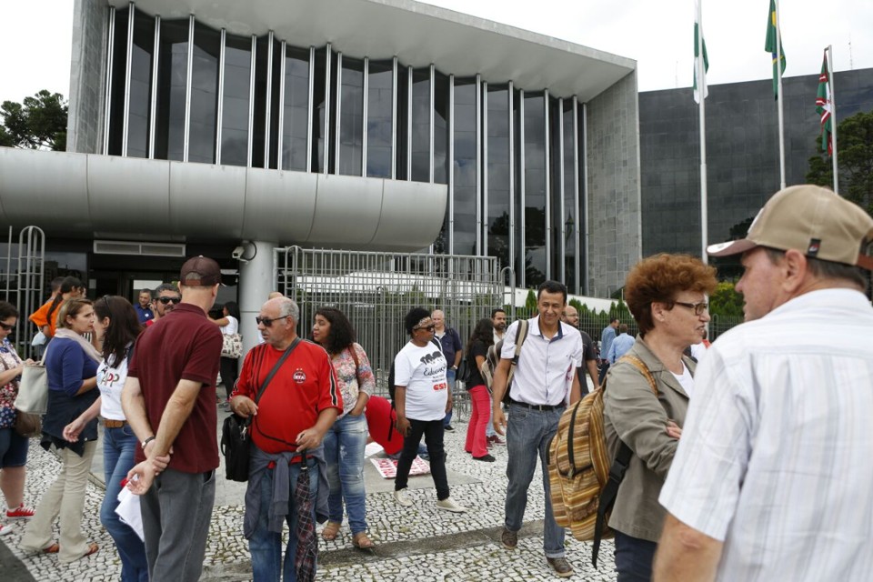 Sem Richa e com professores barrados, Assembleia volta aos trabalhos no Paraná Professores foram barrados na abertura dos trabalhos da Assembleia em 2017 | Marcelo Andrade/Gazeta do Povo