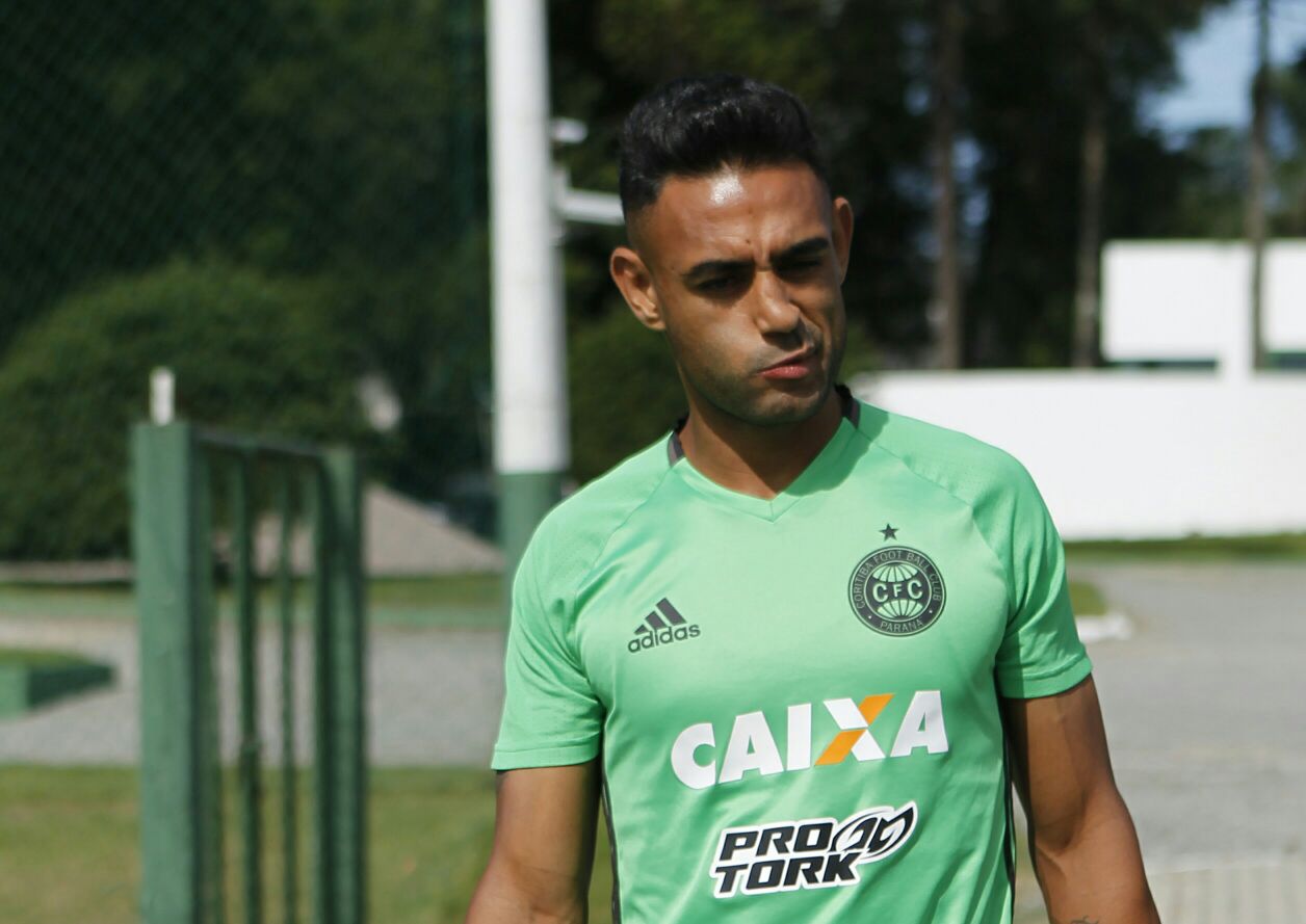 O zagueiro Werley não aprova a realização do clássico na quarta-feira (1º). | Antonio More/Gazeta do Povo