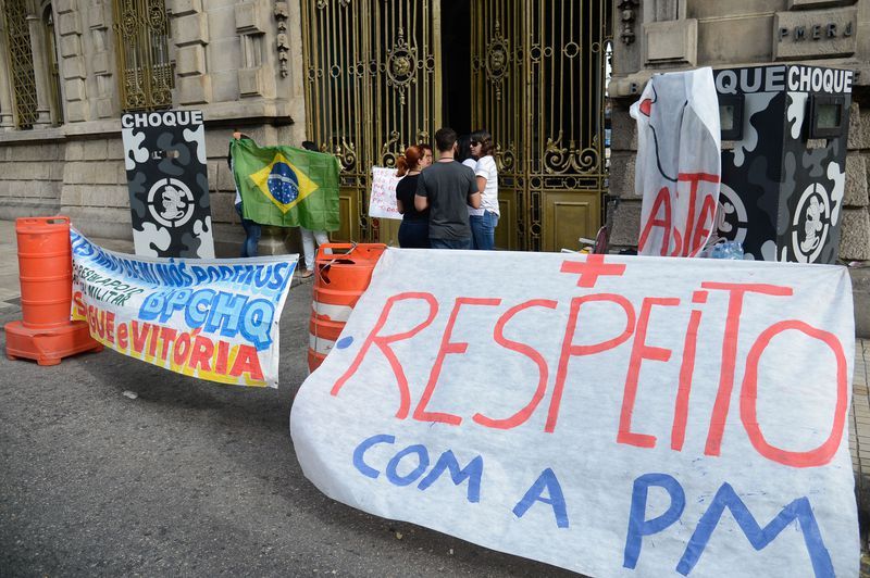 Mulheres de policiais protestam em frente ao quartel do Batalhão de Choque do Rio. | Tomaz Silva/Agência Brasil