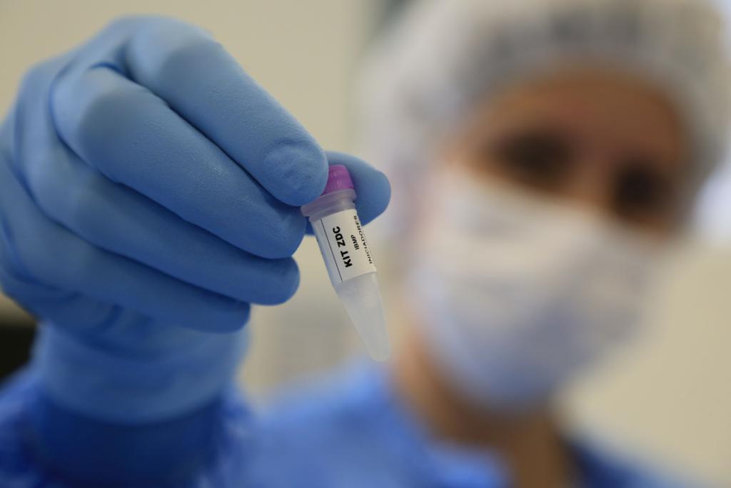 Teste no laboratório da Fiocruz em Curitiba para detectar o vírus zika: doença segue preocupando a OMS. | Ivonaldo Alexandre/Gazeta do Povo