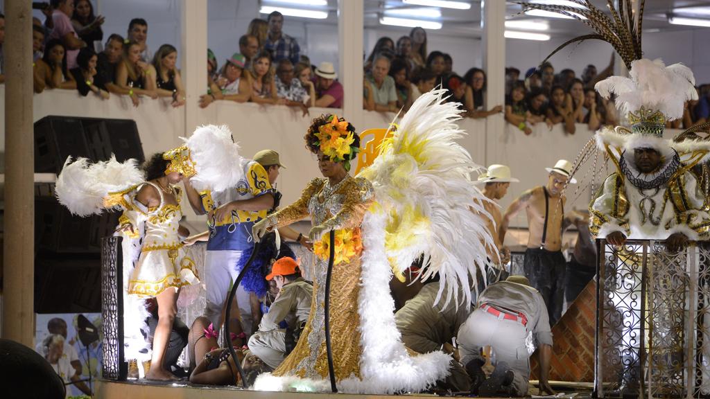 Estrutura de carro alegórico da Unidos da Tijuca quebrou e deixou 17 feridos. | Fernando Frazão/Agência Brasil