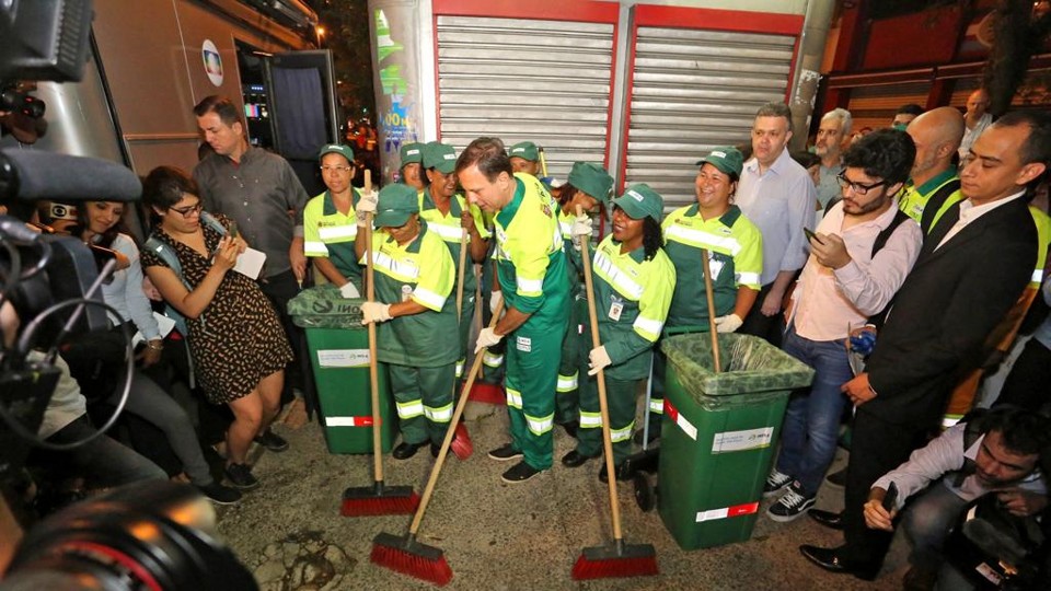 Dória vestido de gari: “estratégia da vassoura” no início de mandato. | Fabio Arantes/Secom