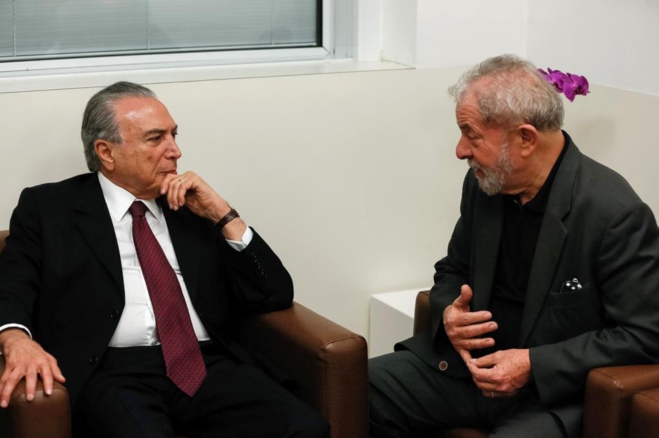 Michel Temer (à esq.) e  Lula conversam no hospital | Beto Barata/AFP/Divulgação