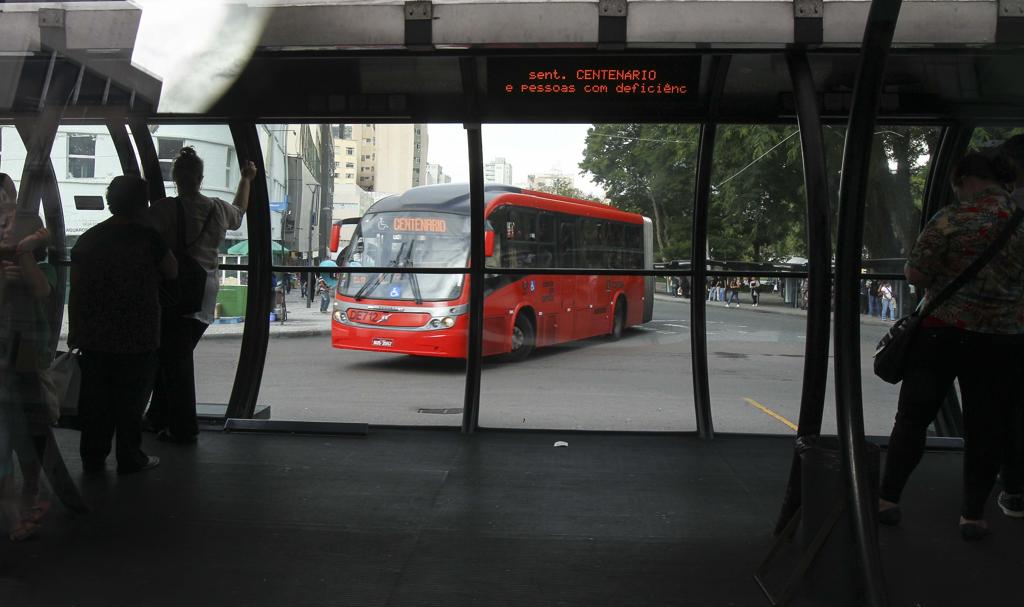 Urbs não acatou decisão do TCE-PR para baixar a tarifa de ônibus em Curitiba. | Daniel Castellano/Gazeta do Povo