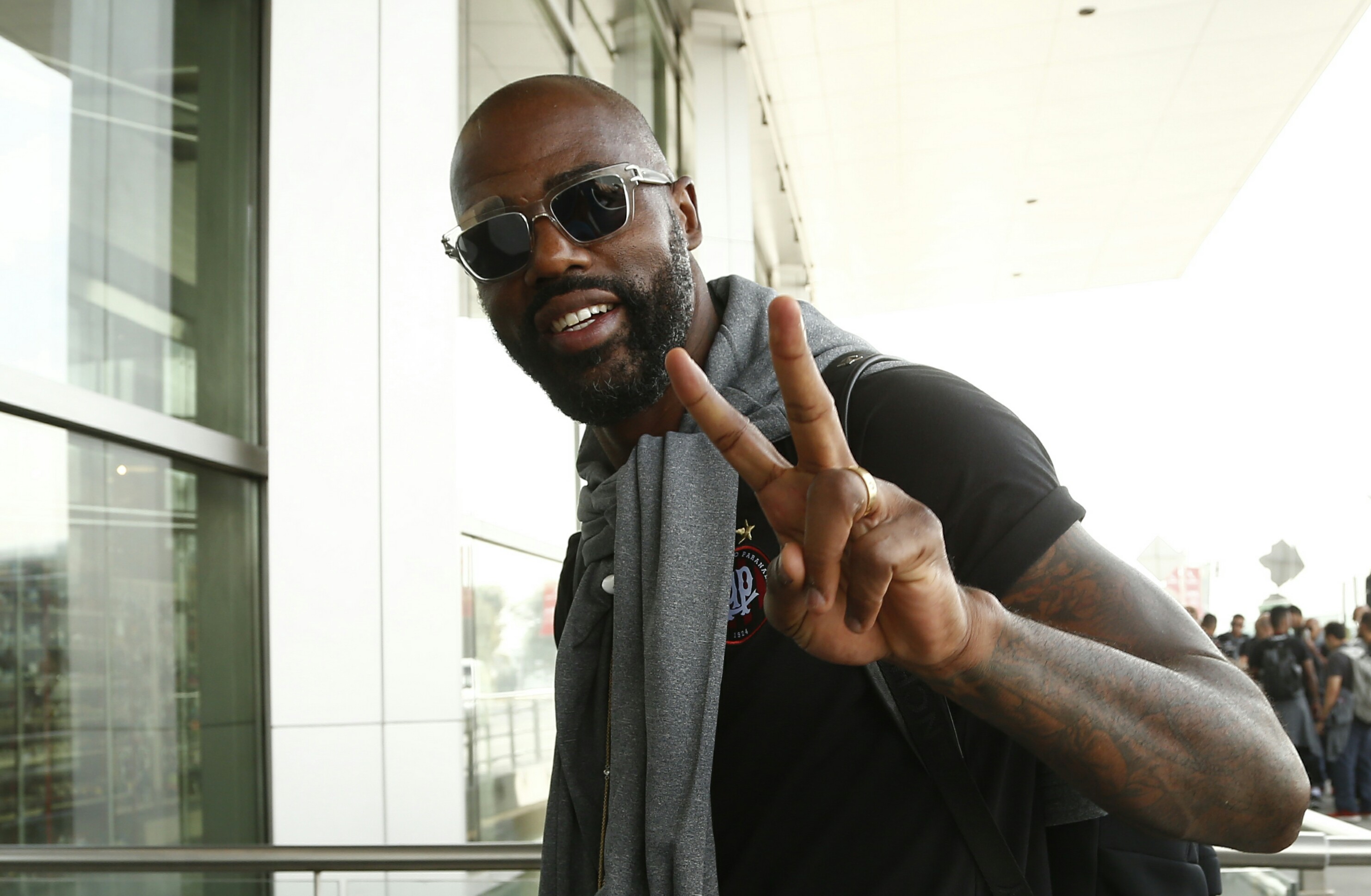 O atacante Grafite durante o embarque do Atlético para retornar da Colômbia. | Hugo Harada - Enviado Especial/Gazeta do Povo