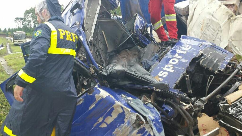 Colisão frontal aconteceu na BR-277, no quilômetro 504, no município de Guaraniaçu, no Oeste do estado | Divulgação/PRF/