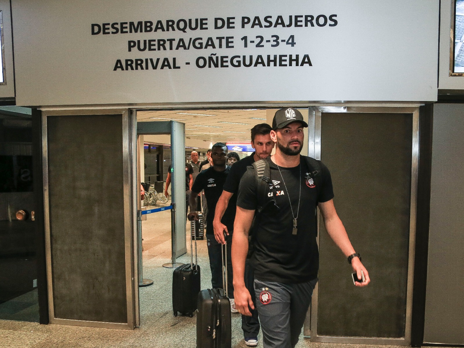 Jogadores do Atlético chegaram de madrugada em Assunção. | Daniel Castellano/Gazeta do Povo, enviado especial