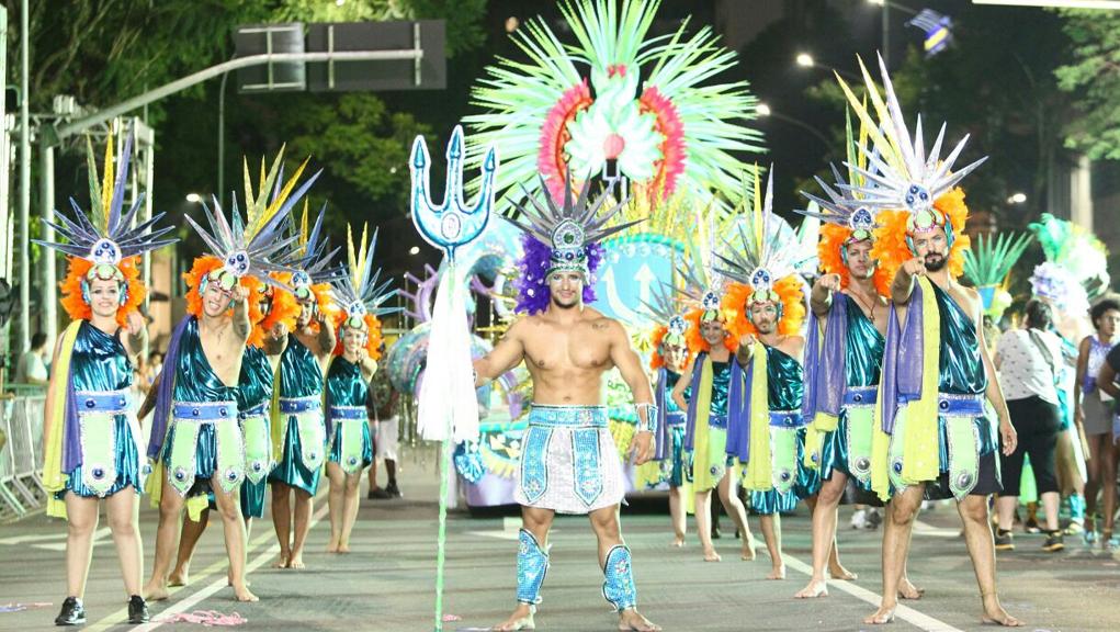 Integrantes da escola Imperatriz da Liberdade nos preparativos para o desfile na Marechal Deodoro | Daniel Castellano/Gazeta do Povo