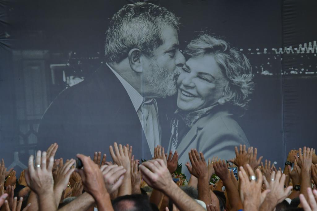 Foto de Lula e Marisa tirada durante uma viagem a Istambul, em 2009, foi usada para cobrir a parede principal do auditório onde ocorreu o velório. | Nelson Almeida/AFP