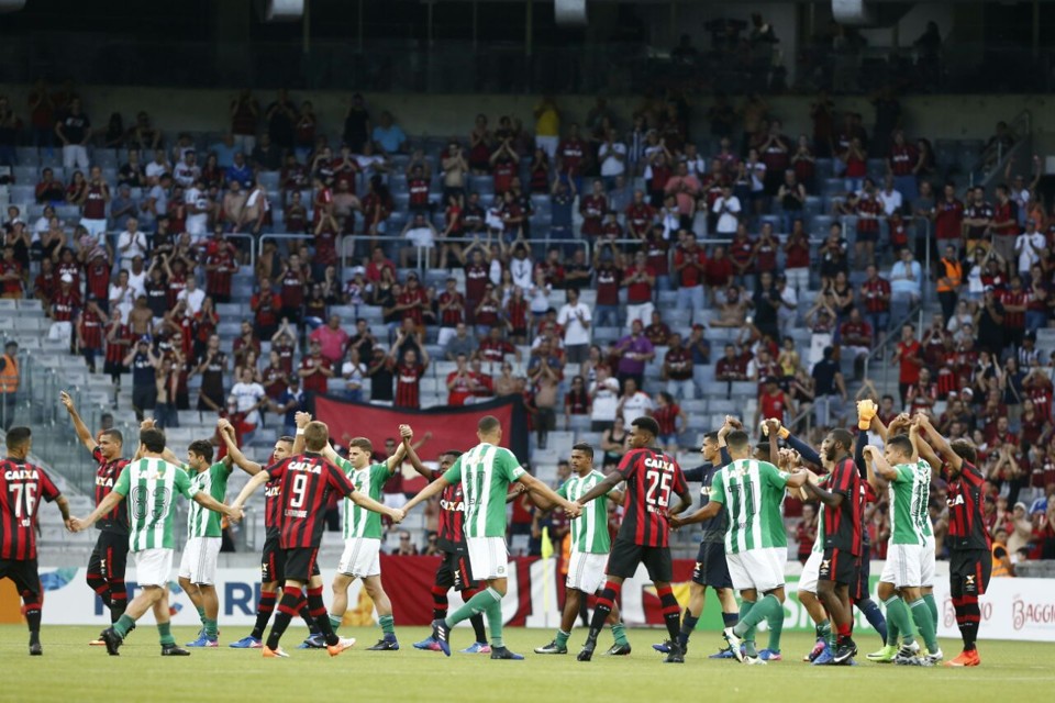 Histórico: jogadores de Atlético e Coritiba de mãos dadas antes do jogo que não aconteceu. | Hugo Harada/Gazeta do Povo