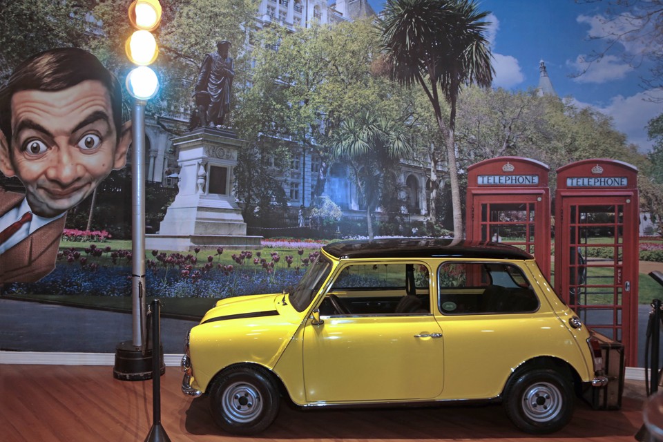 O espaço Mr. Bean exibe o inconfundível MINI Austin, eternizado no famoso seriado inglês. | Luiz Costa/Divulgação