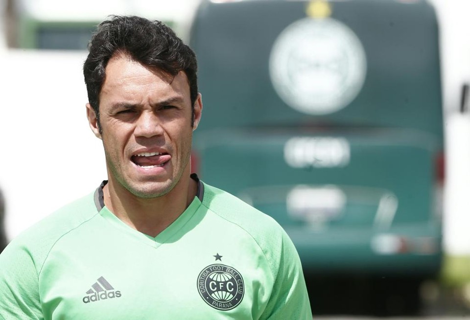 O atacante Kleber lamenta a derrota para o Atlético na final do Paranaense de 2016. | Hugo Harada/Gazeta do Povo