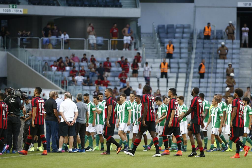 Com o cancelamento, equipes do Atlético e do Coritiba deixam o campo da Arena da Baixada. | Hugo Harada/Gazeta do Povo