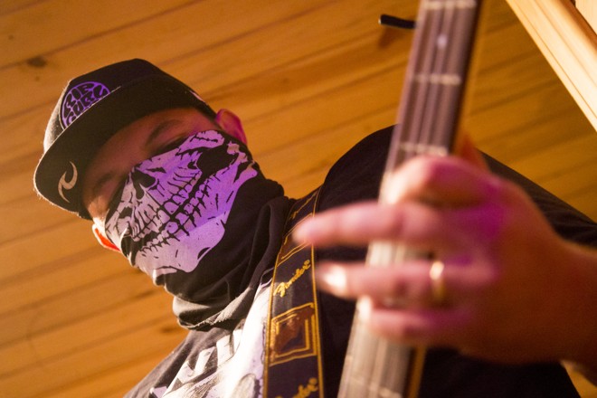 Neto Rodrigues no baixo | Hugo Harada/Gazeta do Povo