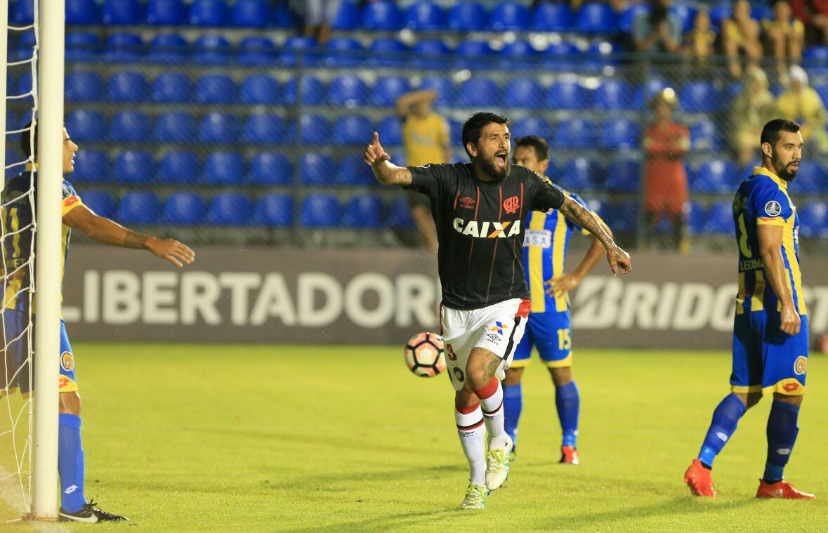 Lucho González comemora o gol isolado do Furacão no Paraguai. | Daniel Castellano/Gazeta do Povo
