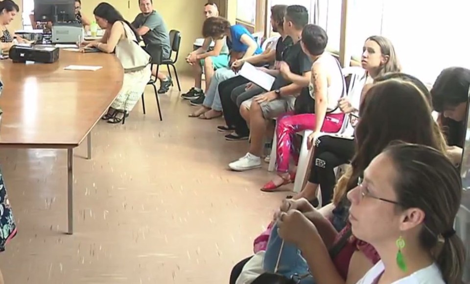 Professores durante distribuição de aulas em Curitiba | Reprodução/RPC