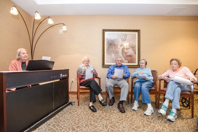 Lois Owen toca piano em uma casa de repouso na Carolina do Norte. | kate medley/NYT