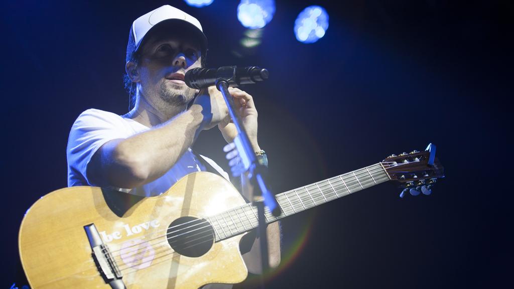 De boné, camiseta e calça jeans Jason Mraz cantou hits de sucesso na Live Curitiba | Marcos Mancinni/Divulgação
