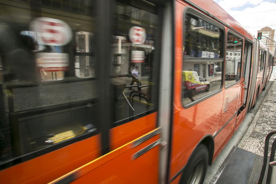 Patrulha do ônibus da Guarda Municipal já prendeu quatro pessoas desde que começou a agir na última terça-feira. | Marcelo Andrade/Gazeta do Povo