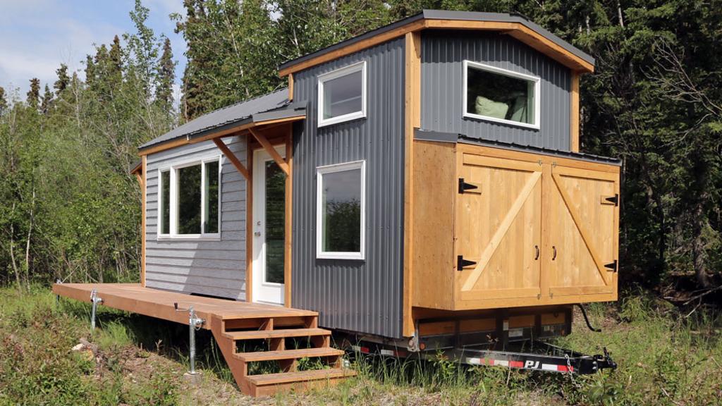 A quatro mãos, a marceneira e blogueira norte-americana Ana White e o marido construíram uma casa de campo de cerca de 18 m² no Alasca. (Veja no item 6.) | Ana White/Reprodução