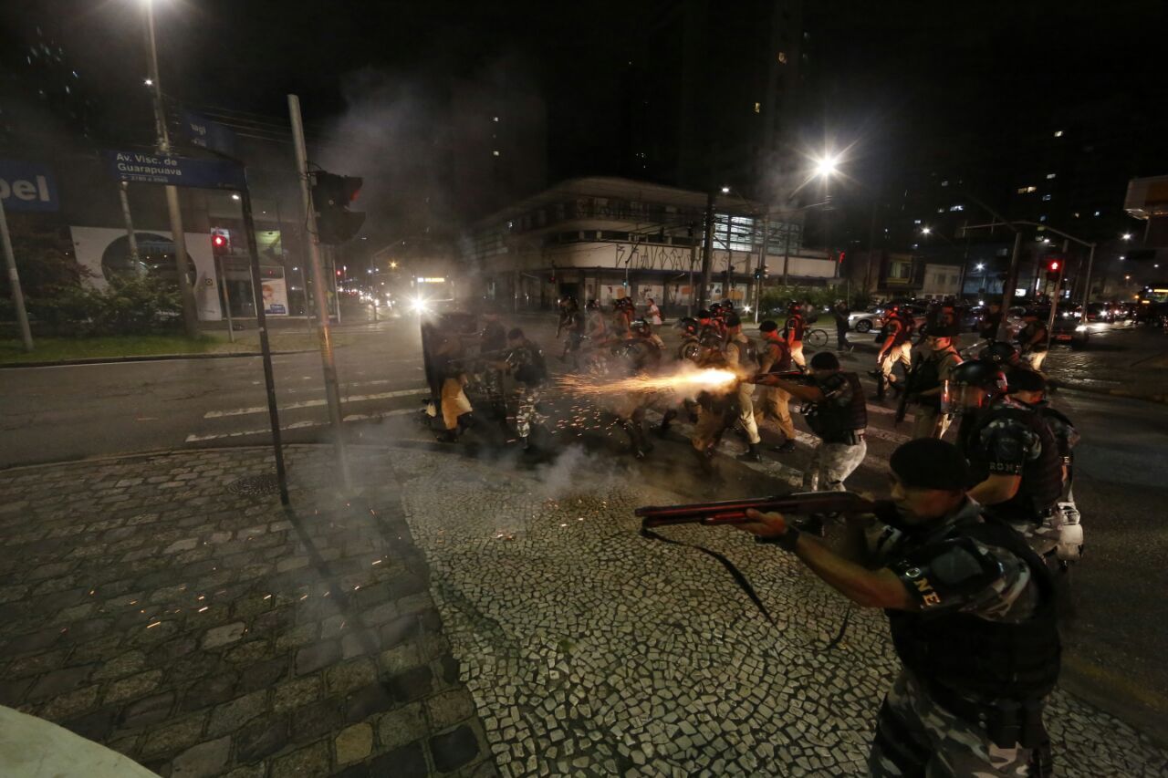 Após depredações, policiais militares atiram para dispersar mascarados | Lineu Filho/Gazeta do Povo