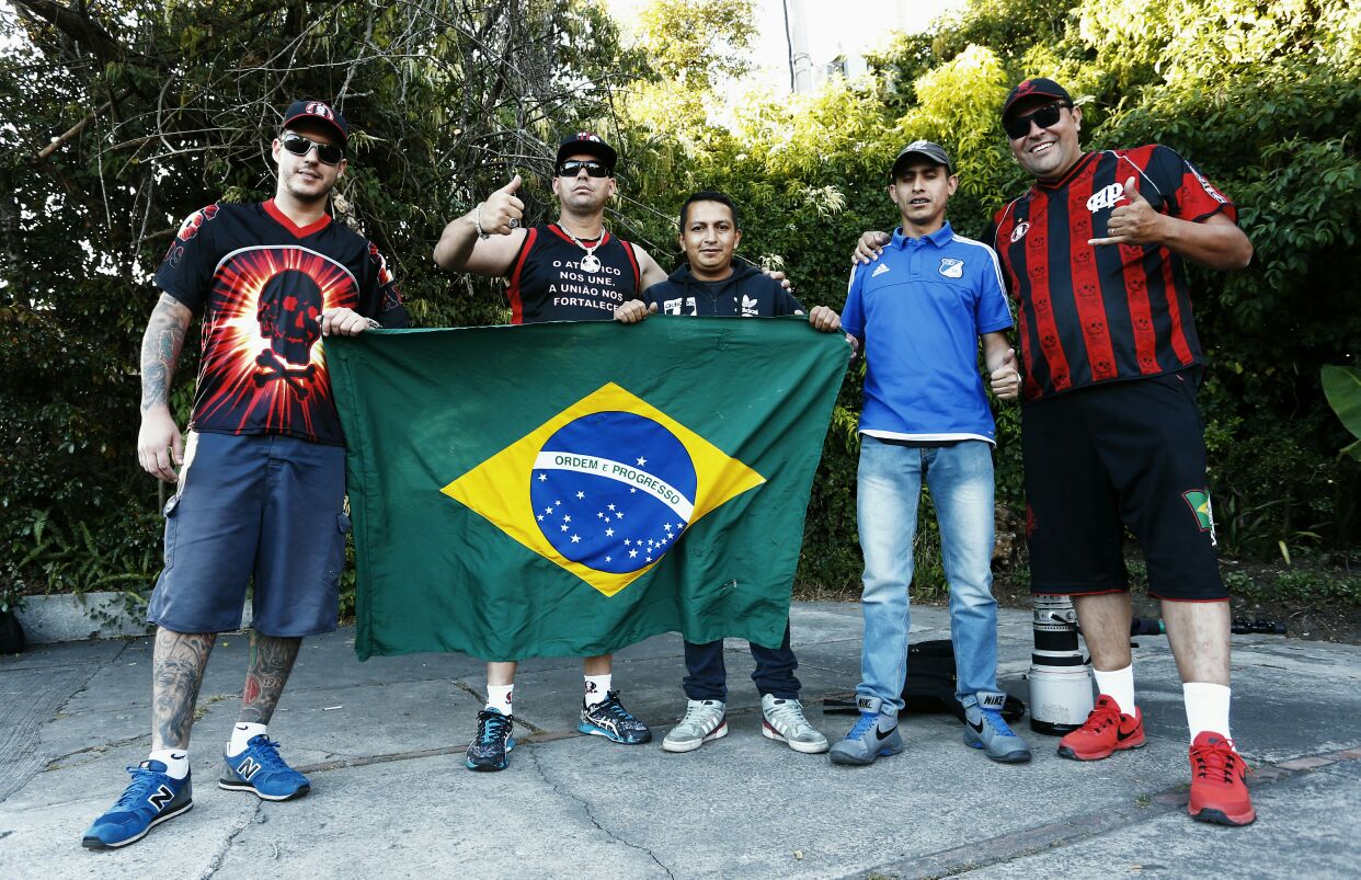 Brasileiros e colombianos em clima de paz às vésperas do duelo decisivo em Bogotá. | Hugo Harada - Enviado Especial/Gazeta do Povo