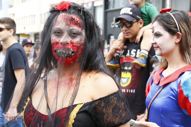 “Zombies” caminharam pelo Centro da cidade na tarde deste domingo (26) | Aniele Nascimento/Gazeta do Povo