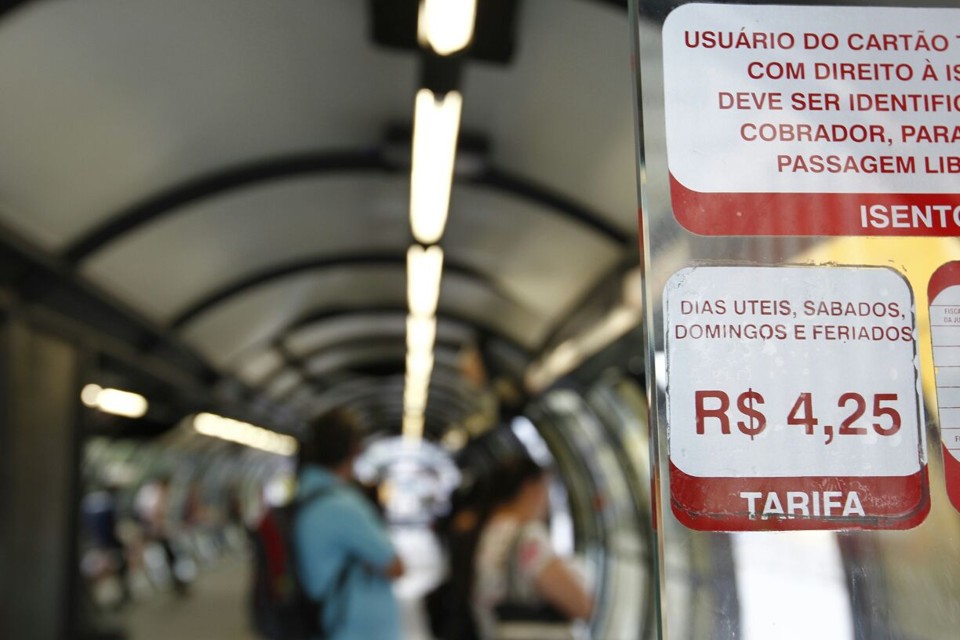 Curitibano acordou com a passagem de ônibus mais cara nesta segunda-feira: R$ 4,25. | Jonathan Campos/Gazeta do Povo