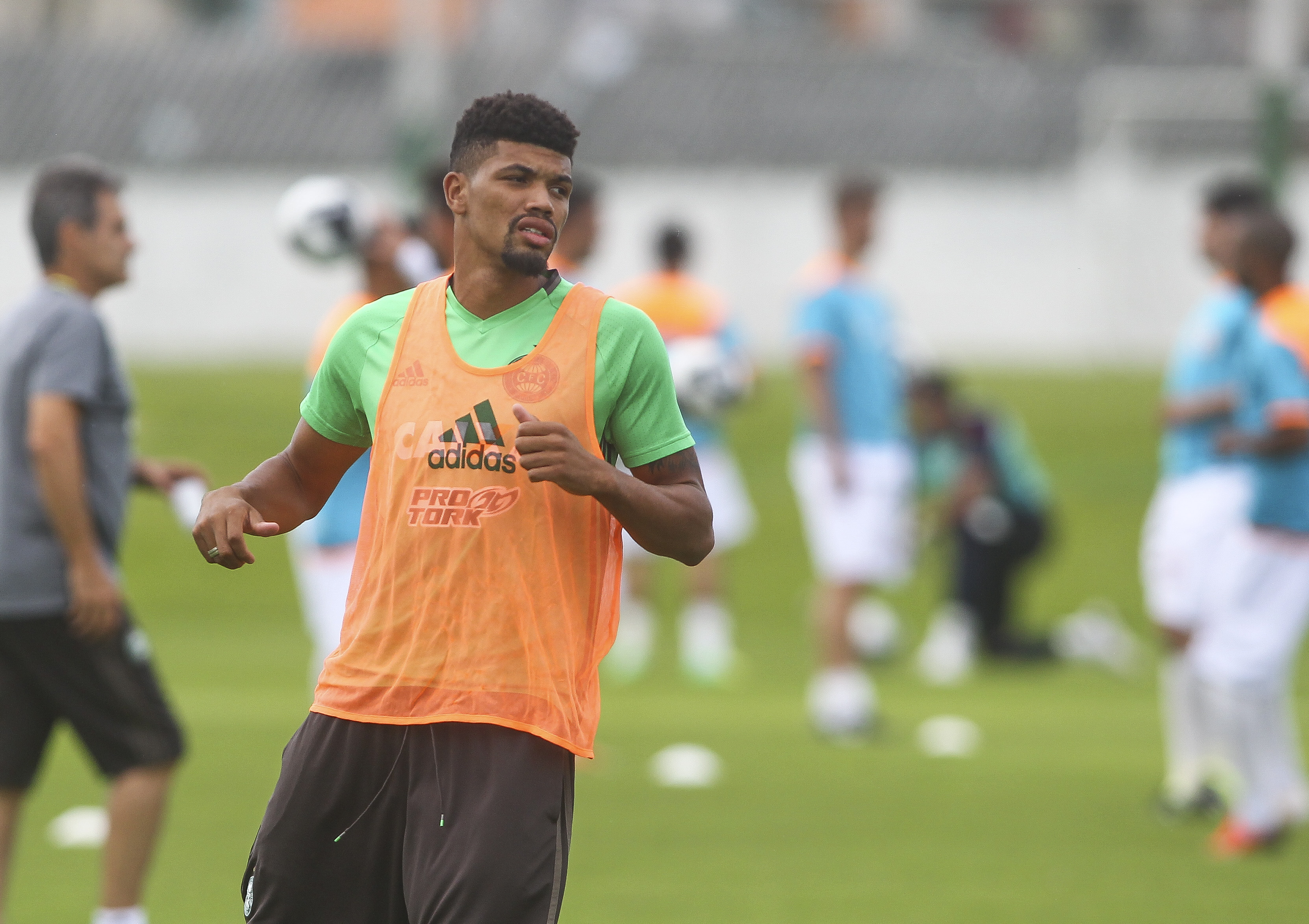 O zagueiro Juninho está confirmado para o clássico com o Paraná. | Daniel Castellano/Gazeta do Povo