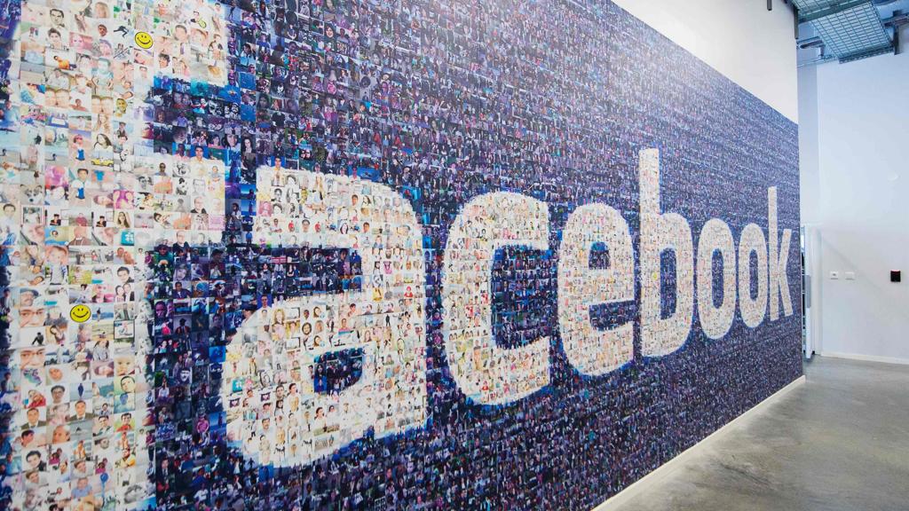 Redes sociais como o Facebook são campos igualmente férteis para boas relações humanas e para a movimentação de criminosos. | Jonathan Nackstrand/AFP