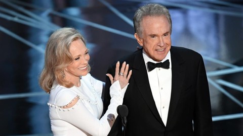 Nunca se viu nada igual: Warren Beatty se confunde e dá Oscar ao filme errado Warren Beaty: confusão para ficar na história dos Oscars | Kevin Winter/AFP