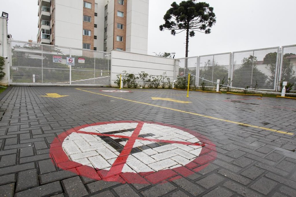 Autor da ação ficou por mais de uma hora procurando dono de veículo que foi estacionado na frente de sua garagem. Imagem ilustrativa. | Daniel Castellano/Gazeta do Povo