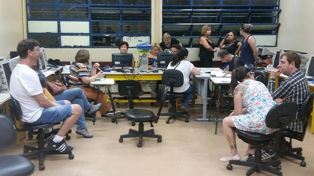 De madrugada, na escola: Professores relataram até 20 horas de espera para serem atendidos na distribuição de aulas. | Divulgação/APP Sindicato