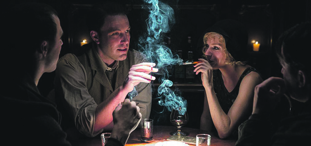 Affleck também protagoniza o filme; aqui, ele contracena com Sienna Miller.