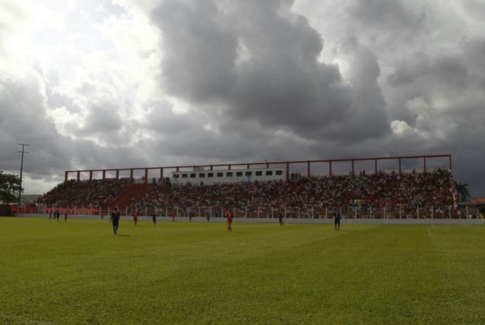 Jogo na Estradinha teve mesmo problema do Atletiba, mas a bola rolou | Jonathan Campos/Gazeta do Povo