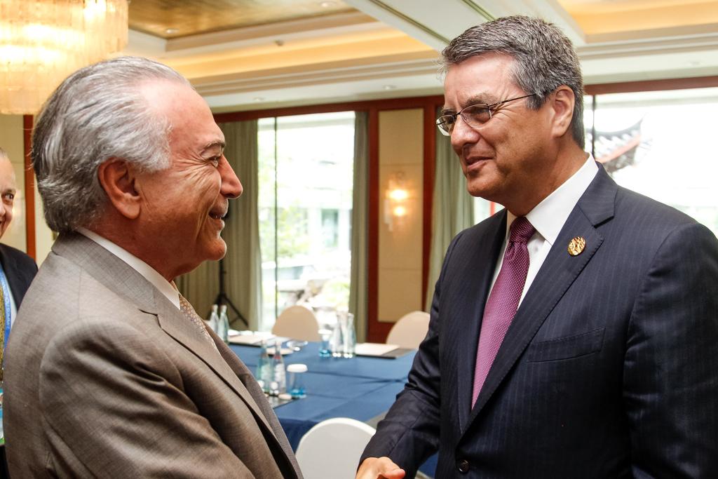 O presidente Michel Temer e o diretor-geral da Organização Mundial do Comércio, Roberto Azevêdo. | Beto Barata/PR