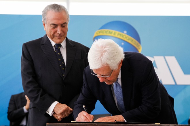 Temer (à esq.) dá posse a Moreira Franco | Beto Barata/PR