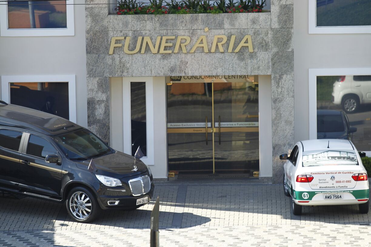 Desde 2002, sorteio entre 26 funerárias cadastradas em Curitiba define quem vai prestar o serviço. | Jonathan Campos/Gazeta do Povo