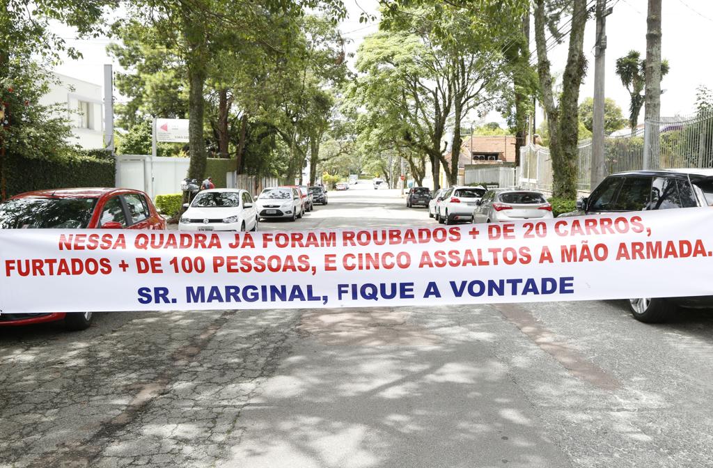 Faixa na Rua Presidente Rodrigo Otávio: moracores e comerciantes do Alto da XV não suportam mais a violência. | ATILA ALBERTI/TRIBUNA DO PARANA