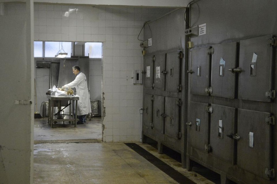Médico legista faz autópsia no IML de Vitória: Espírito Santo teve 1113 mortes em seis dias de paralisação da PM. | Tânia Rêgo/Agência Brasil